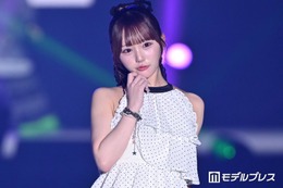 Onephony田島櫻子、純白ミニワンピ×ロングブーツ姿 ポニテ揺らしあざとポーズ連発【超十代2026】 画像