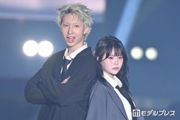 MON7A＆さくら、ジャケット×ネクタイのリンクコーデ 背中合わせに歓声上がる【超十代2026】 画像