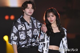 おさき＆今井暖大、シミラールックで姉弟ランウェイ 仲良くオソロポーズも【超十代2026】 画像