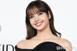 BLACKPINKリサ、両親との3ショットが話題「目元が似てる」「絵画のよう」 画像