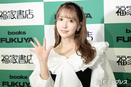 三上悠亜、胸元際立つ肩出しコーデ披露 台湾ショットに「大胆でセクシー」「スタイル憧れる」の声
