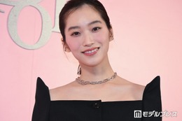 「鬼の花嫁」片岡凜、ミニワンピ×白タイツで美脚スラリ「オーラがすごい」「鮮やかな赤が似合う」と絶賛の声