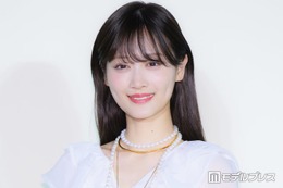 山下美月、オフショルコーデ披露 公園でのお花見ショットに反響「人いっぱいいるけどバレないの？」「変装なしでいるなんて」の声