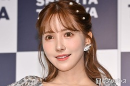 三上悠亜、ショート丈のピッタリトップスから美ウエストチラリ「大人可愛い」「おしゃれ上級者のコーデ」と絶賛の声