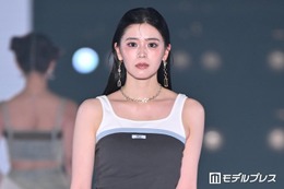 超ときめき宣伝部・坂井仁香、素肌輝くタンクトップ姿 前髪上げクールオーラ放つ【関コレ2026S/S】 画像