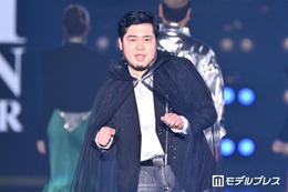 令和ロマン・松井ケムリ、レースマント姿でシークレット登場 終始笑顔でお手振り【関コレ2026S/S】