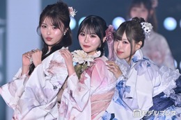 おさき・さくら・MINAMI、涼しげ浴衣姿で上品ランウェイ 密着ポーズでキュートな魅力放出【関コレ2026S/S】