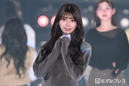 元日向坂46高本彩花、小花柄パンツ×レイヤード風トップスのラフコーデ 華やかオーラで視線独占【関コレ2026S/S】 画像