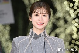 生見愛瑠、白のミニワンピで圧巻の美脚際立つ 韓国舞台挨拶オフショットに「スタイルが異次元」「お人形さんみたい」と絶賛の声