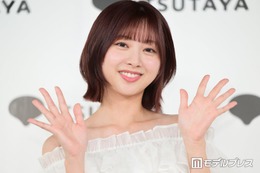 元日向坂46富田鈴花、スリットから色白素足チラリ「スタイル良いし似合ってる」「お顔小さい」と絶賛の声