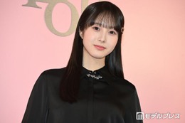 本田紗来、ミニ丈×柄タイツで美脚透ける「透明感すごい」「お人形さんみたい」と反響 画像