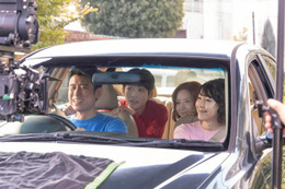 高橋文哉・畑芽育ら「クレヨンしんちゃん」実写化ムービーで“野原一家”再集結 髪型が特徴的な新キャラも 画像