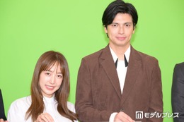 3児の親 川崎希＆アレクサンダーファミリー、お揃い家族コーデで沖縄旅行 全員ショットに「仲良し夫婦素敵」「3兄妹同じ柄で可愛すぎる」の声 画像