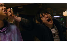 大きく拳を振る鈴鹿央士ほか、見上愛＆菅生新樹らメインキャスト捉える Netflixシリーズ「喧嘩独学」場面写真 画像