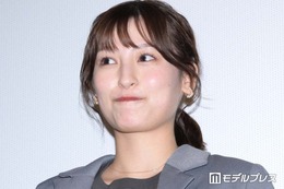 森高愛、ミニスカ着こなす街角ショットで美脚スラリ「スタイル異次元」「理想的」と反響 画像