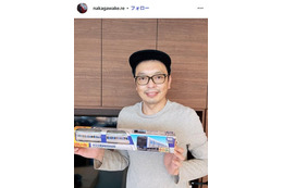 中川家・礼二、息子との“鉄道満喫旅”2ショットに「ペアルック素敵」「後ろ姿そっくり」の声 画像