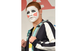 ゴールデンボンバー樽美酒研二、腹筋際立つ上裸姿でのレコーディング風景公開「バキバキでカッコいい」 画像