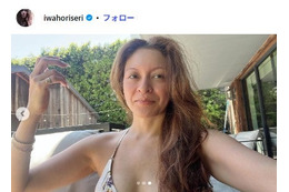 LA移住の人気モデル、鏡越しに際立つ美脚披露「アングルカッコよすぎ」「全てがおしゃれ」