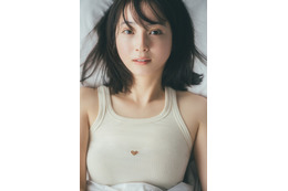 佐々木希、デビュー20周年記念し10年ぶりのカレンダー決定 “目が合いすぎる”コンセプトに撮影