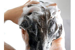 49歳、更年期世代の「頭皮かゆみ」問題。乾燥シーズンに投入して正解だった、低刺激な「お守りシャンプー」の正体