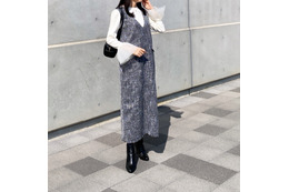 一枚でこなれる。ツイード素材のジャンパースカートを主役にした春のきれいめモノトーン【40代の毎日コーデ】
