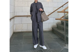 忙しい朝に頼れるセットアップ。ほどよいカジュアル感の秘訣はインに着たロゴＴ【40代の毎日コーデ】