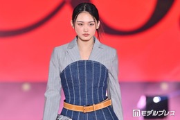 櫻坂46山崎天、ジャケットに重ね着 異色コーデ着こなす【ガルアワ2026SS】 画像
