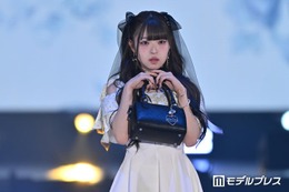MINAMI、ミニ丈オフショルワンピで美肩＆美脚全開 大ぶりリボンハーフツインがキュート【ガルアワ2026SS】
