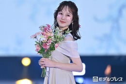 本田紗来、美肩＆美脚輝くミニ丈ワンピ姿に視線集中「透明感すごい」「理想のスタイル」【ガルアワ2026SS】