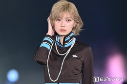 櫻坂46藤吉夏鈴、個性派コーデ着こなし パールネックレスで外す【ガルアワ2026SS】 画像