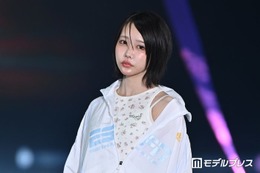 あの、流し前髪で雰囲気ガラリ 圧巻美脚際立つミニ丈コーデに「小顔際立つ」「何頭身？」と注目集まる【ガルアワ2026SS】 画像