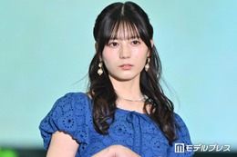 日向坂46小坂菜緒、夏っぽ清楚コーデで登場「爽やか」「似合ってる」絶賛の声【ガルアワ2026SS】