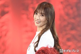 熊田曜子、ミニ丈ボトムスから美脚全開「脚が長くてびっくり」「スタイル最強」と反響