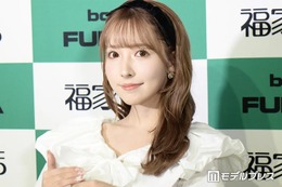 三上悠亜、ノースリーブミニワンピ姿でスラリ美脚「大人可愛い」「お人形さん並のスタイル」