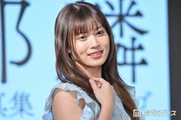 元AKB48メンバー、ミニスカベージュ衣装で美脚披露「春らしくて素敵」「スタイル抜群」の声