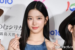 LE SSERAFIMカズハ、ほっそり美脚際立つミニ丈衣装姿「素晴らしい着こなし」「脚のラインに目を惹かれる」とファン絶賛