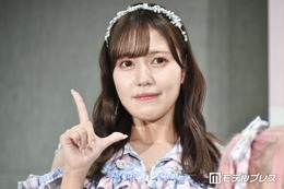 ＝LOVEメンバー、ミニ丈×タイツ姿で美脚際立つディズニーコーデ披露「スタイルが神」「シンデレラ城より輝いてる」