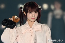 IZ*ONE出身イェナ、美ウエスト際立つユニフォーム姿に反響「圧巻のスタイル」「さすがの着こなし」