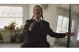 トレードマークは三つ編み、83歳の伝説的アーティストに迫る『メレディス・モンク 踊る声、歌う身体』公開決定