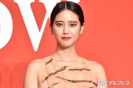 山崎紘菜、脚線美際立つアシメスカート姿に絶賛の声「ため息が出るほど美しい」「神スタイル」