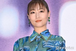 大塚愛、美脚透けるミニスカ＆黒タイツ姿披露「大人の魅力が爆発」「憧れるスタイル」と反響