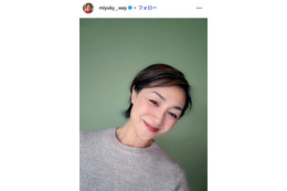 香坂みゆき「偶然」お揃いコーデの親子ショット公開「オシャレ家族」「背の順で並んでて可愛い」の声