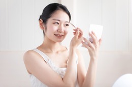 「わっ、その眉やめて！」男性が「苦手」と感じる40代女性の眉メイクとは【GWセレクション】 画像