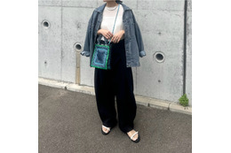 バンダナ柄バッグがアクセント。デニムジャケットをさらりと羽織る、大人のこなれカジュアル術【40代の毎日コーデ】