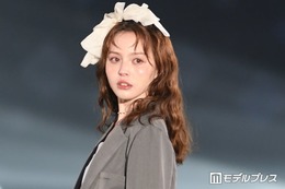 加藤ナナ、ミニ丈ワンピで美脚際立つ「スタイル抜群」「さすがの着こなし」と反響【サツコレ2026S/S】 画像