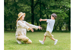 子どもの自立を妨げる「心のへその緒がつながっている」状態とは？母親が越えがちな「心の距離感」の保ち方【公認心理師が解説】