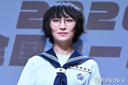 新しい学校のリーダーズ・SUZUKA、メガネを外したステージショットに絶賛の声相次ぐ「オーラ凄すぎて2度見」「美人すぎる」 画像