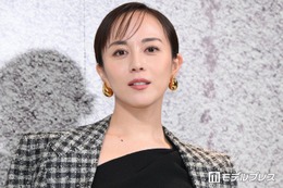 比嘉愛未、今年100歳の祖母顔出し2ショット公開「笑顔が似てる」「背筋まっすぐで若々しい」と反響 画像