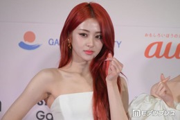 LE SSERAFIMユンジン、大胆素肌際立つ衣装姿に熱視線「圧倒的な美」「スタイルが異次元」 画像
