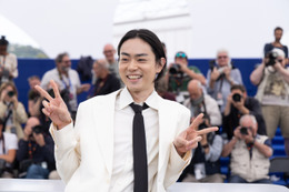 菅田将暉「ミラクルな初体験」黒沢清監督『黒牢城』本木雅弘＆宮舘涼太と初のカンヌで喝采浴びる